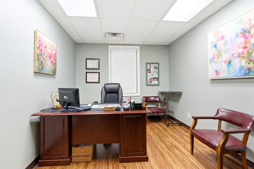 More Photos Of 622 W Market St, Bolivar Medical For Sale