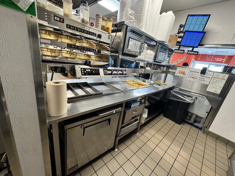 More Photos Of 3021 W 147th St, Posen Restaurant For Sale