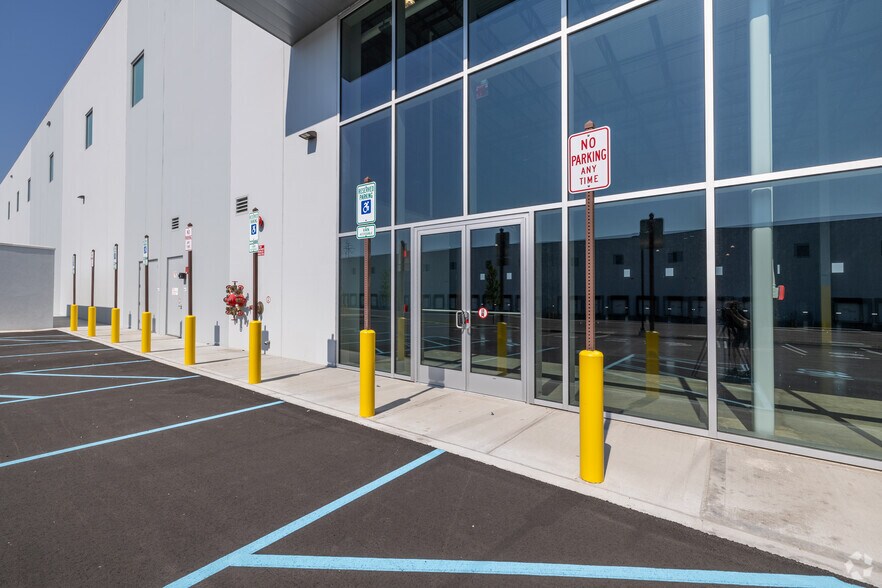 More Photos Of 1001 Express Drive North, Yaphank Distribution For Sale