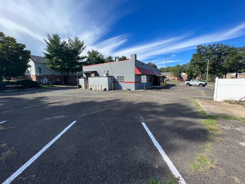 More Photos Of 628 Arena Dr, Hamilton Restaurant For Sale