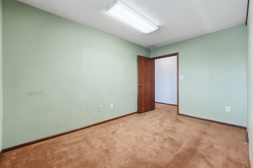 More Photos Of 3201 E Center St, Warsaw Office For Sale