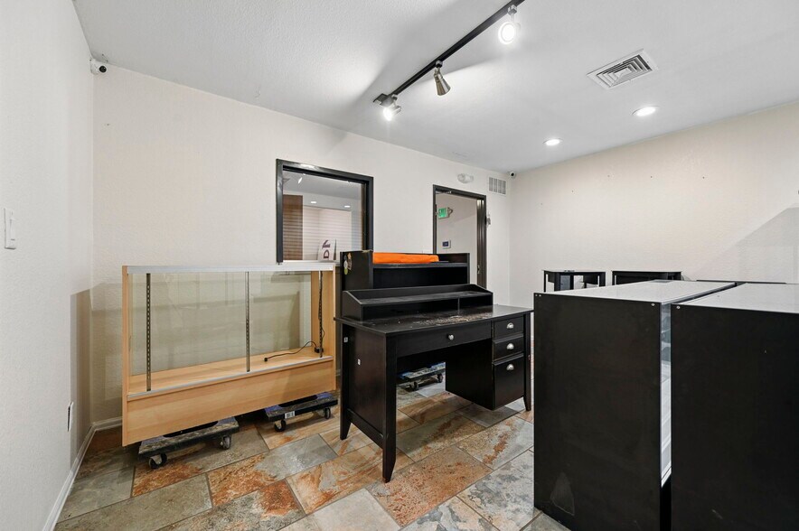 More Photos Of 319 N Bonfoy Ave, Colorado Springs Warehouse For Lease