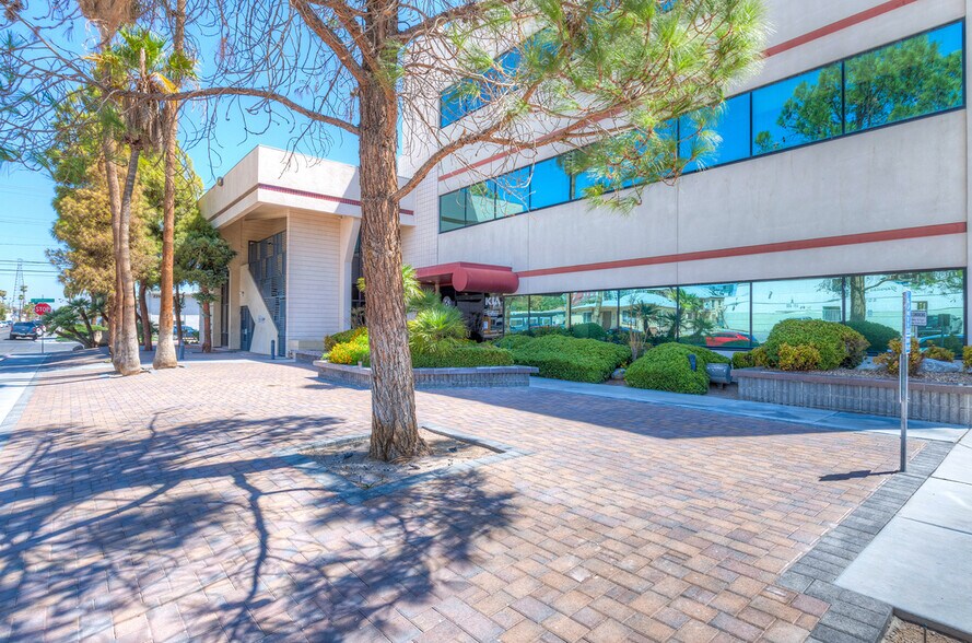 More Photos Of 1100 E Bridger Ave, Las Vegas Office For Lease