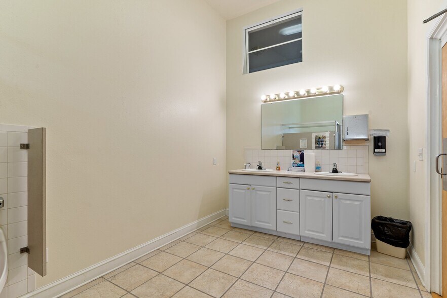 More Photos Of 1476 SW Main St, Greenville Medical For Sale