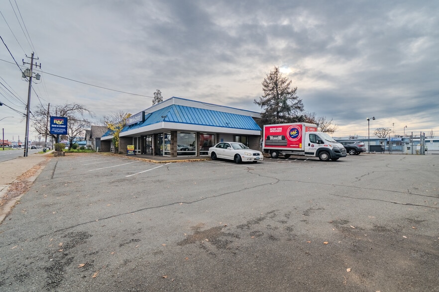 Primary Photo Of 925 N Central Ave, Medford General Retail For Sale