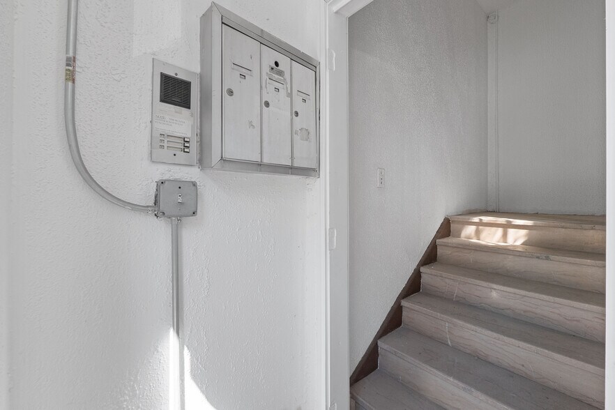 More Photos Of 18 Green St, Newark Storefront Retail Office For Lease