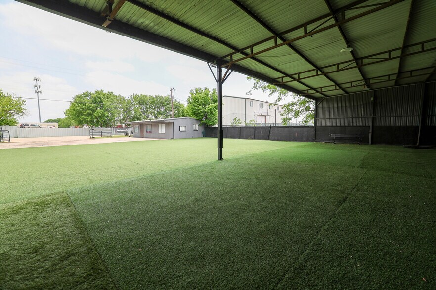 More Photos Of 415 Topeka Ave, Justin Warehouse For Sale