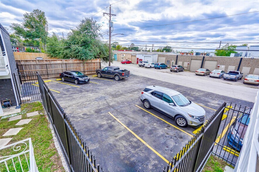 More Photos Of 1824 Thonig Rd, Houston Apartments For Sale