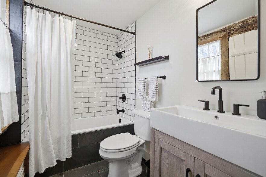 More Photos Of 202 E Walnut St, Danville Specialty For Sale