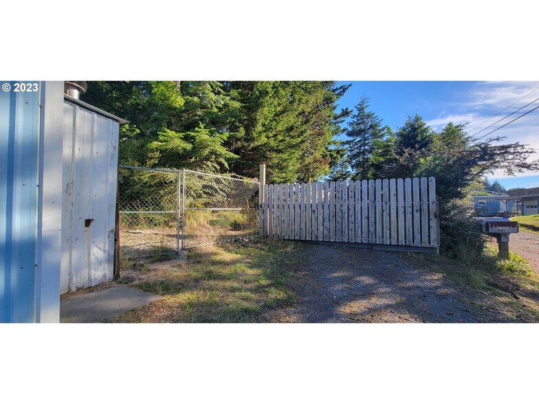 More Photos Of 1515 Newmark Ave, Coos Bay Auto Dealership For Sale