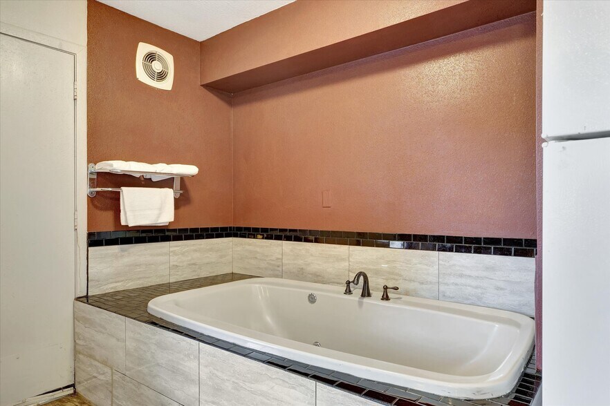 More Photos Of 1295 IL-16, Shelbyville Hotel For Sale