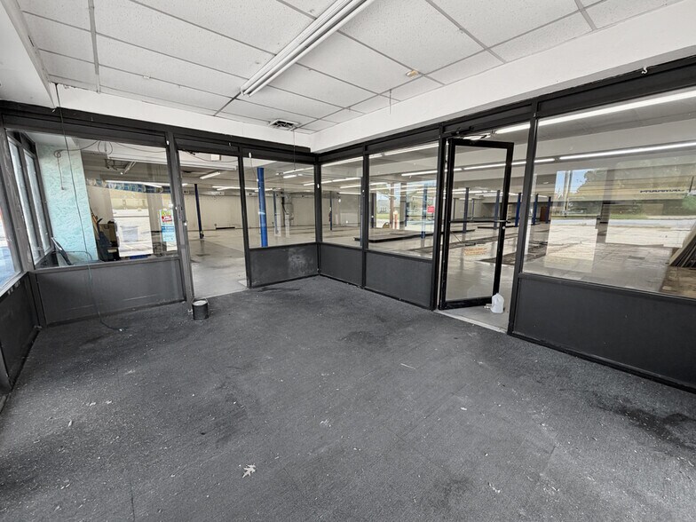 More Photos Of 425 Camden Rd, Huntington Drugstore For Sale