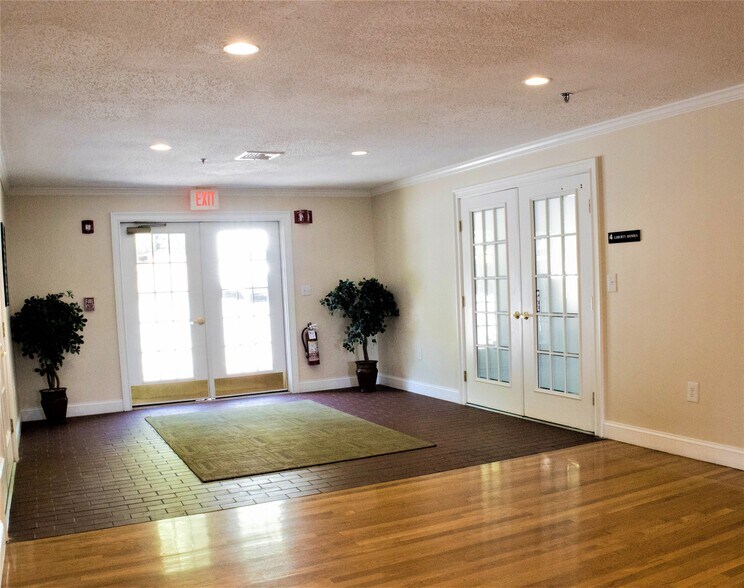 More Photos Of 348 Boston Post Rd, Sudbury Storefront Retail Office For Sale