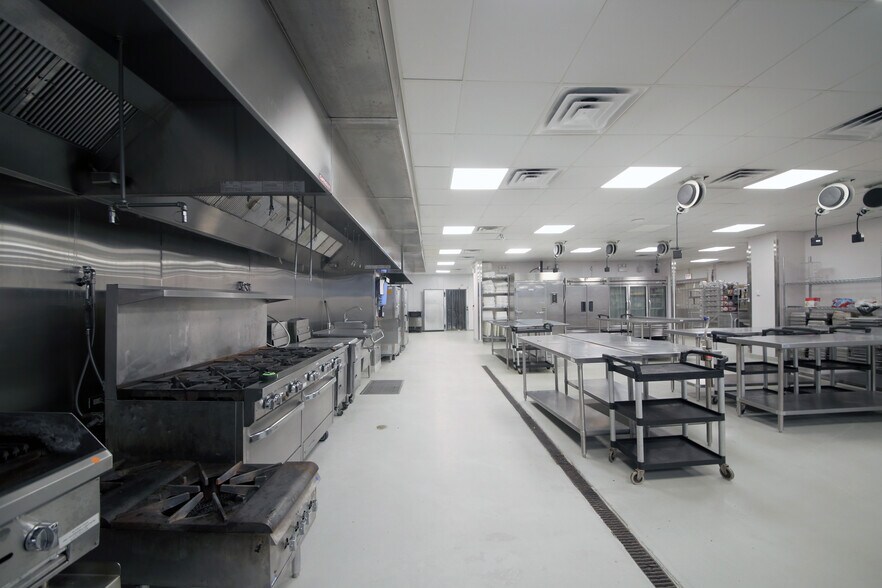 More Photos Of 900 W Cermak Rd, Chicago Warehouse For Lease