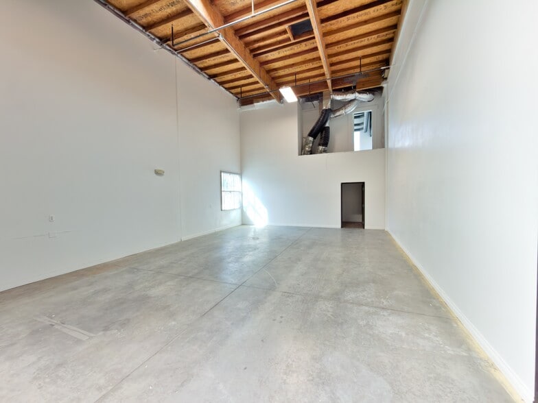 More Photos Of 10557 Juniper Ave, Fontana Warehouse For Lease