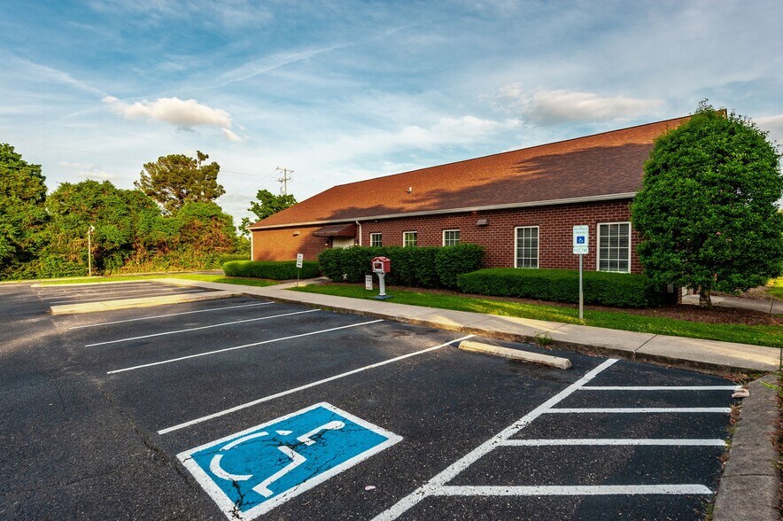 More Photos Of 20 Executive Park Dr, Hendersonville Loft Creative Space For Sale