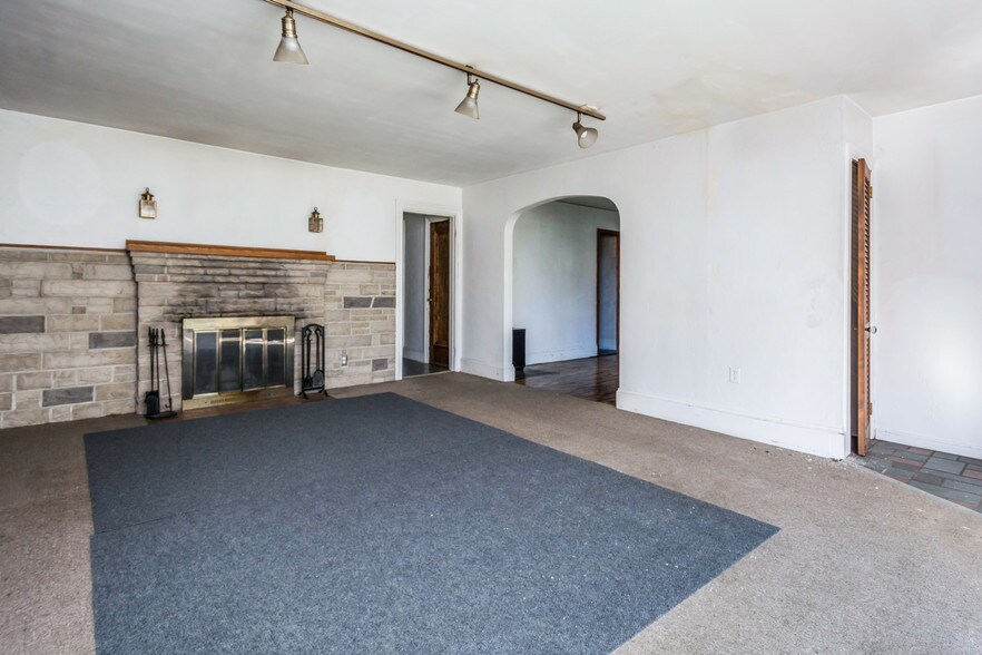 More Photos Of 105 Hartford Tpke, Shrewsbury Office Residential For Sale