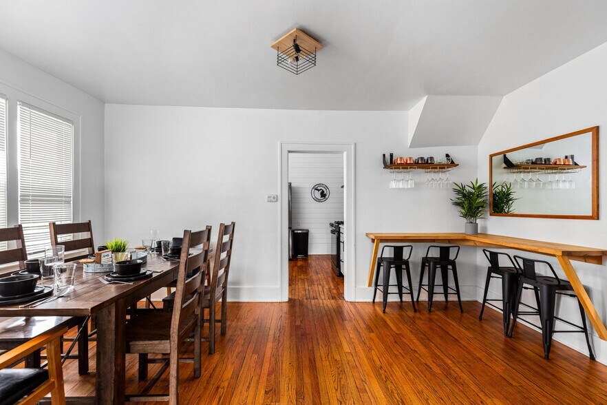 More Photos Of 710 W Ludington Ave, Ludington Hotel For Sale