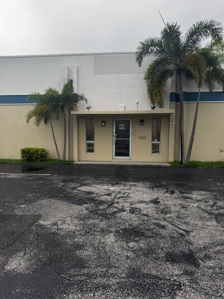 Primary Photo Of 3916 N 29th Ave, Hollywood Manufacturing For Lease