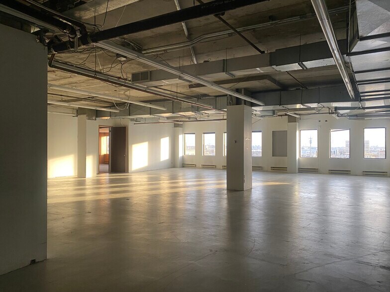 More Photos Of 555 Rue Chabanel O, Montréal Office For Sale