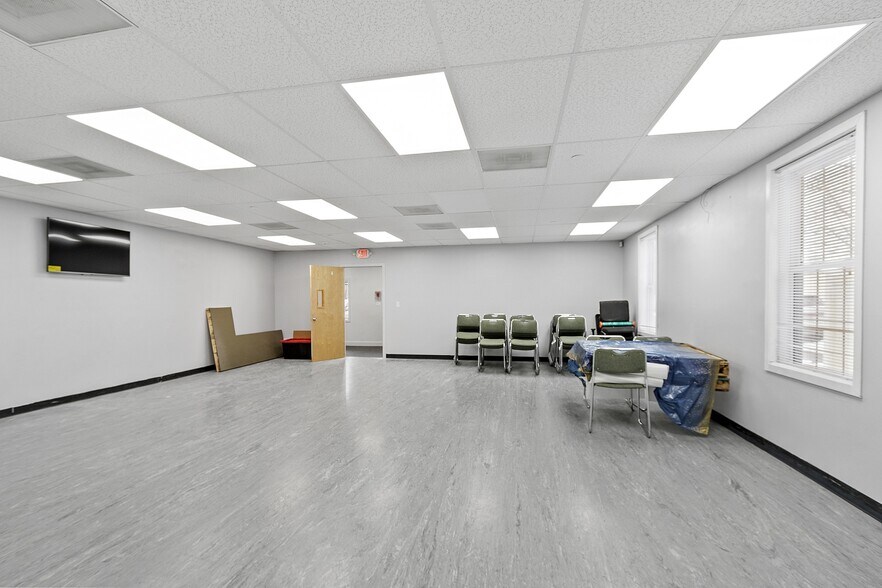 More Photos Of 200 Walnut St, Saugus Storefront Retail Office For Sale