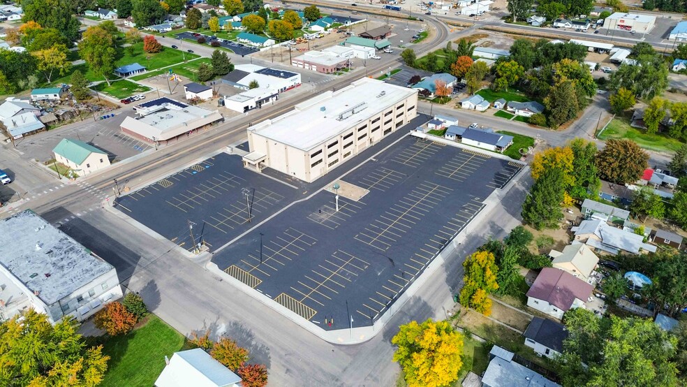 More Photos Of 222 N Plymouth Ave, New Plymouth Showroom For Sale