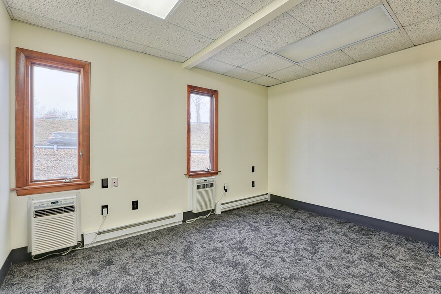 More Photos Of 584 Meadow St, Agawam Medical For Lease