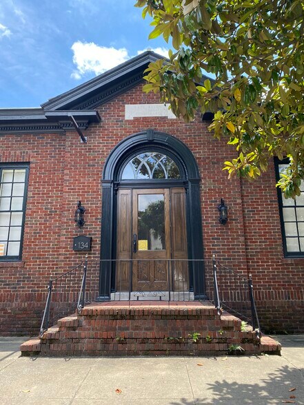 More Photos Of 134 Houston St, Savannah Freestanding For Lease