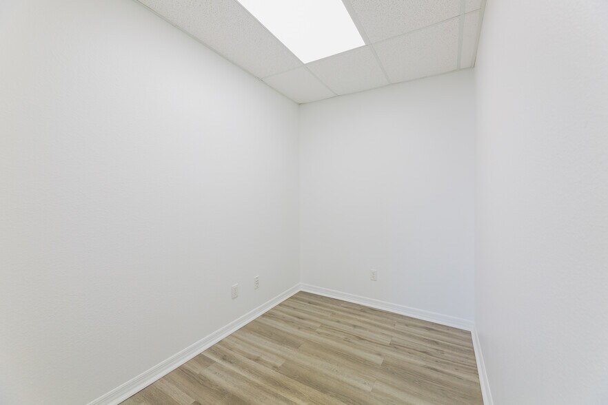 More Photos Of 128 Tomahawk Dr, Indian Harbour Beach Warehouse For Lease