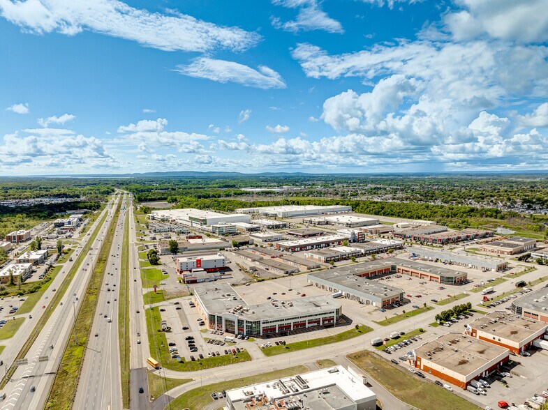 More Photos Of 2900-2976 Rue Joseph-A.-Bombardier, Laval Warehouse For Lease