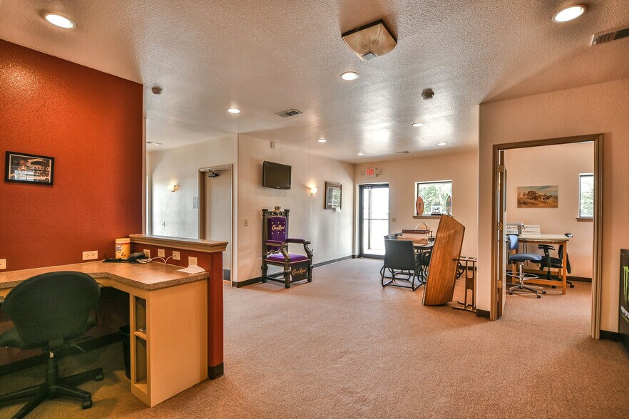 More Photos Of 202 Daisy Dr, Granbury Manufacturing For Sale