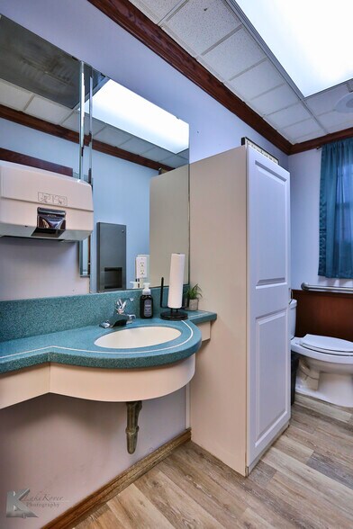 More Photos Of 318 Cedar St, Abilene Storefront Retail Office For Sale