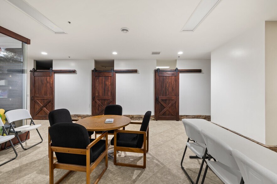 More Photos Of 1 Hedstrom Dr, Ashland Warehouse For Lease