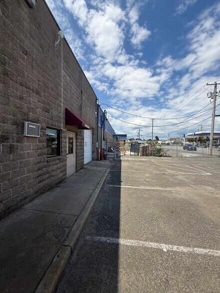 More Photos Of 1187-1199 Sunrise Hwy, Copiague Showroom For Lease