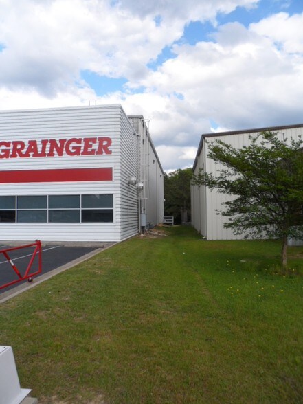 More Photos Of 2915 Gillespie St, Fayetteville Flex For Sale