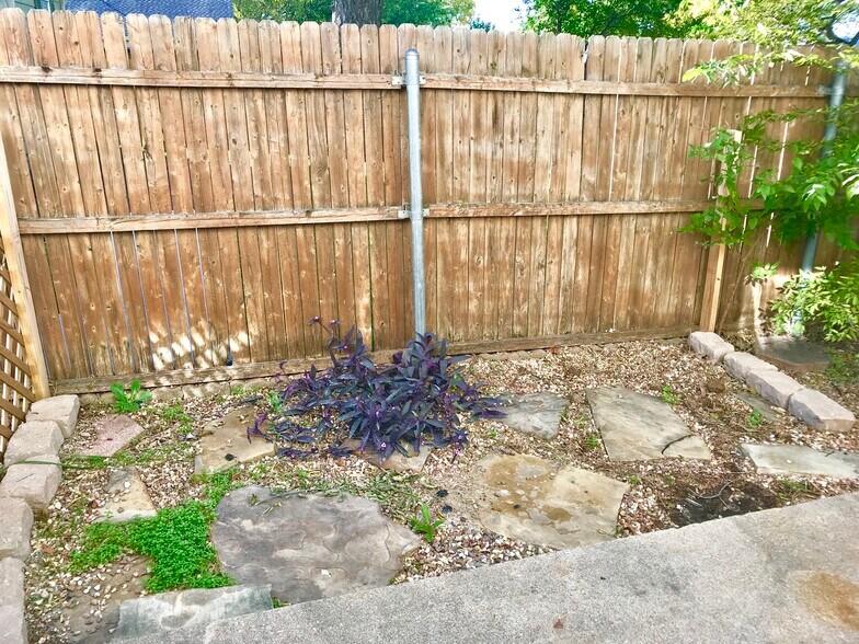 More Photos Of 210 Austin St, Grapevine Apartments For Sale