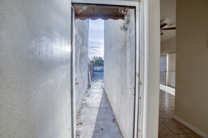 More Photos Of 11123 S Western Ave, Los Angeles Office For Sale