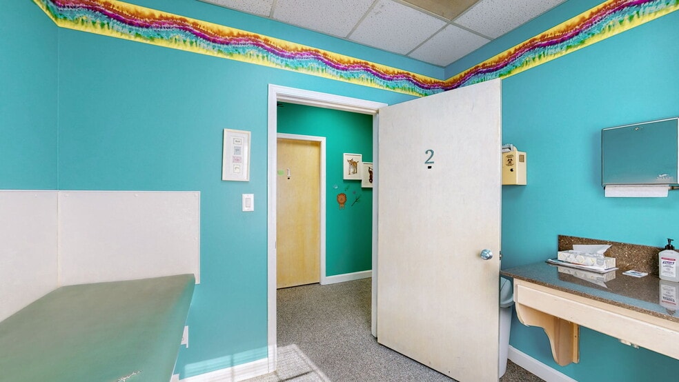 More Photos Of 1701 Spring St, Jeffersonville Medical For Sale