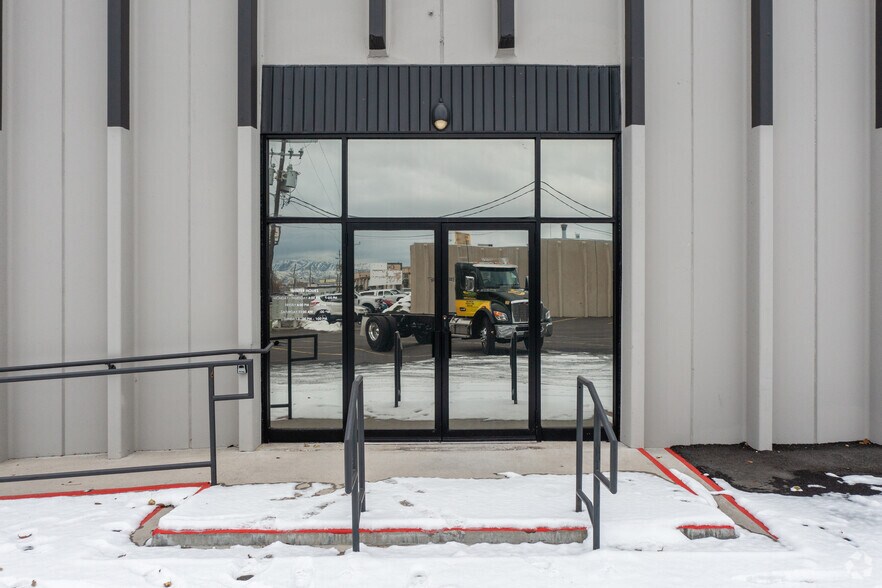 More Photos Of 7050 S 400 W, Midvale Showroom For Lease