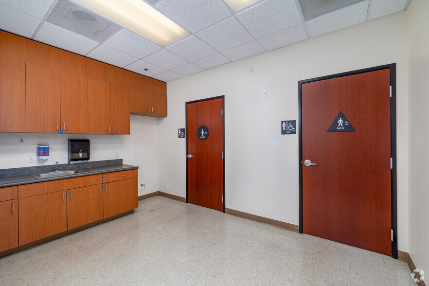 More Photos Of 640 Hacienda Dr, Vista Storefront For Sale