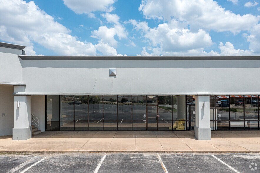 More Photos Of 5555 Rufe Snow Dr, North Richland Hills General Retail For Lease