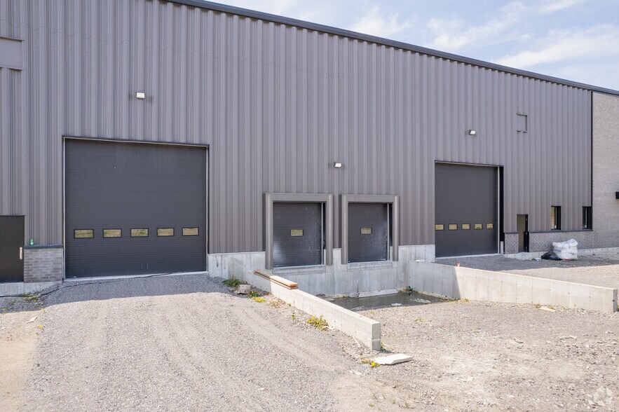 More Photos Of 5515 Av Pierre-Dansereau, Salaberry-de-valleyfield Distribution For Sale