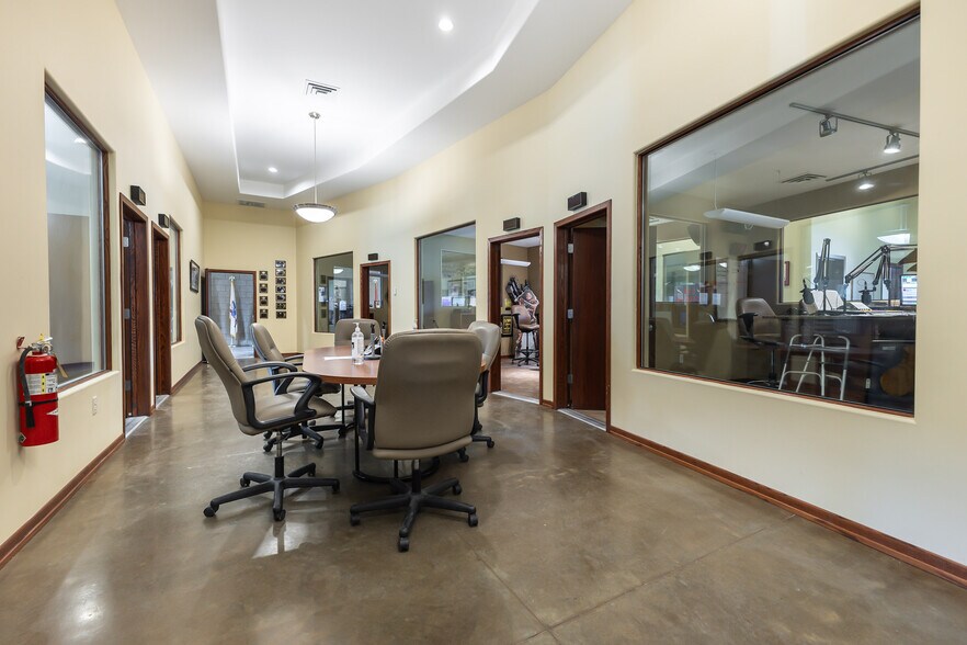 More Photos Of 1055 University Ave, Dubuque Office For Sale