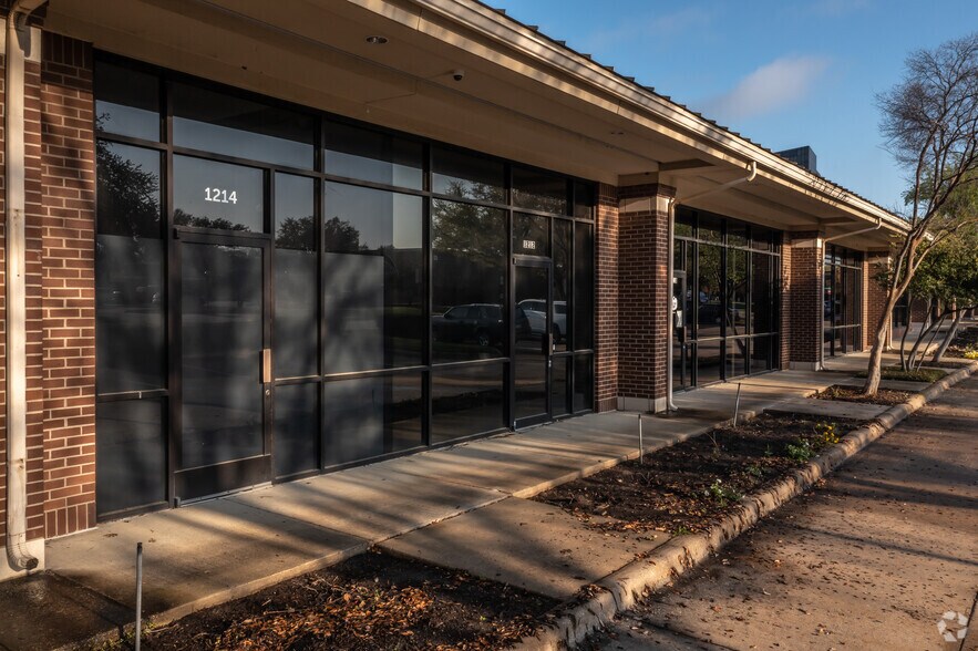 More Photos Of 704 Central Pky E, Plano Light Manufacturing For Lease