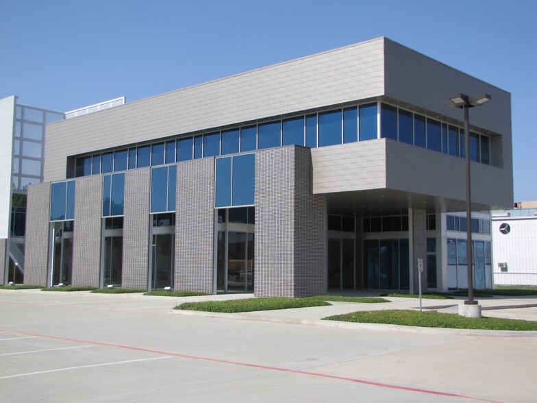 More Photos Of 525 Sawdust Rd, Spring Freestanding For Lease