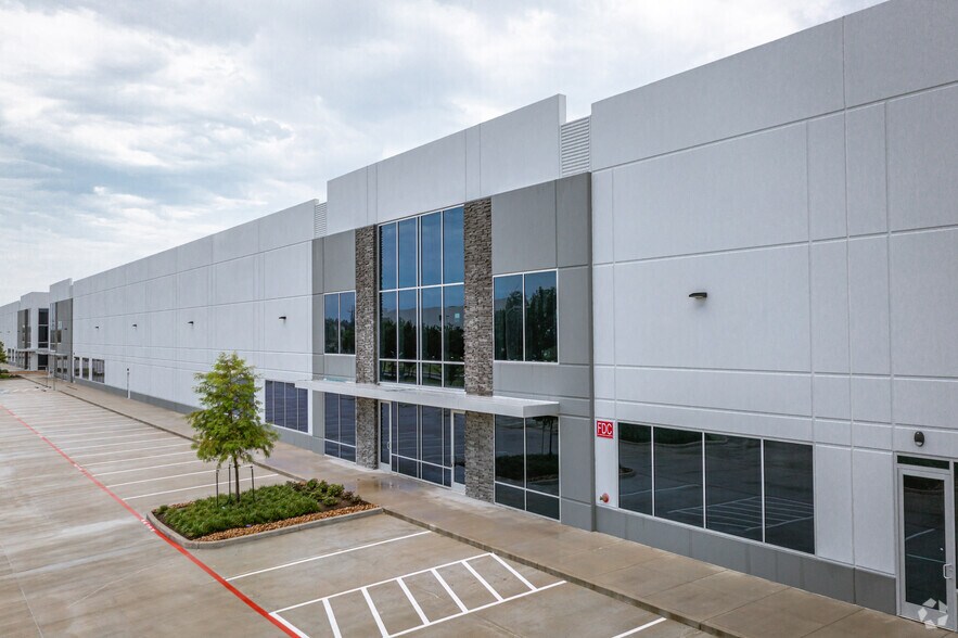 More Photos Of 5860 W Fuqua St, Houston Distribution For Lease