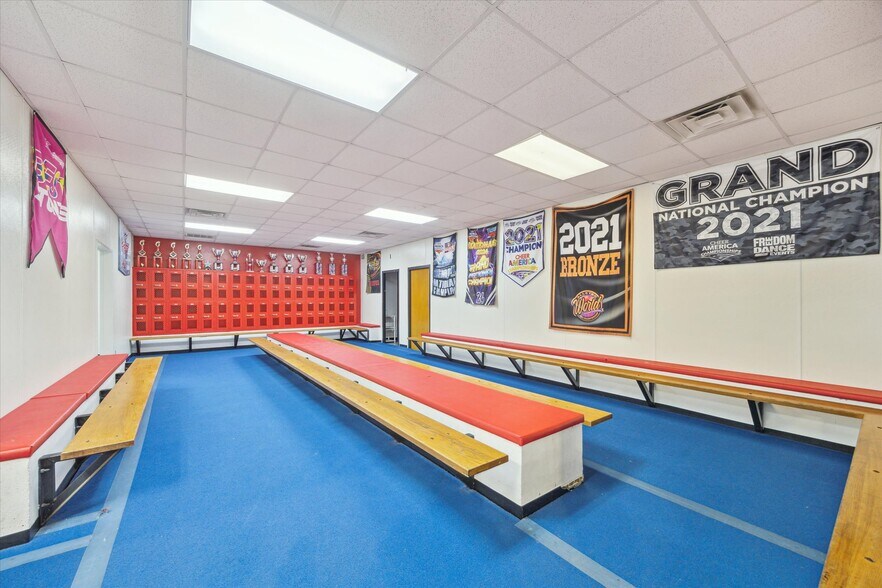 More Photos Of 1401 Mlk Blvd, El Campo Flex For Sale