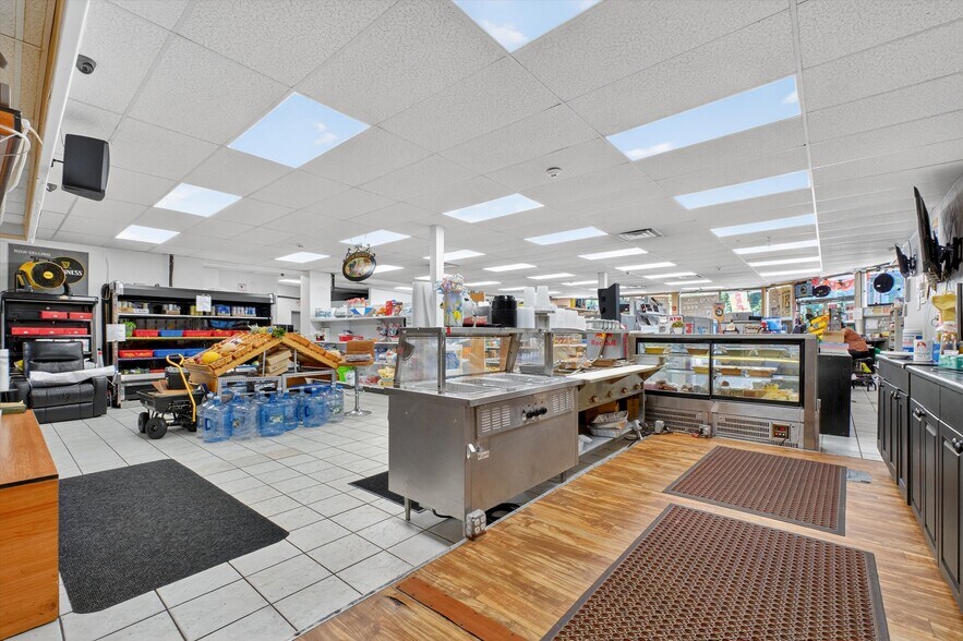 More Photos Of 4 Oscawana Lake Rd, Putnam Valley Supermarket For Sale
