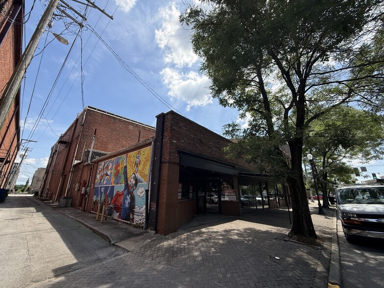 More Photos Of 134 E Market St, New Albany Storefront Retail Office For Lease