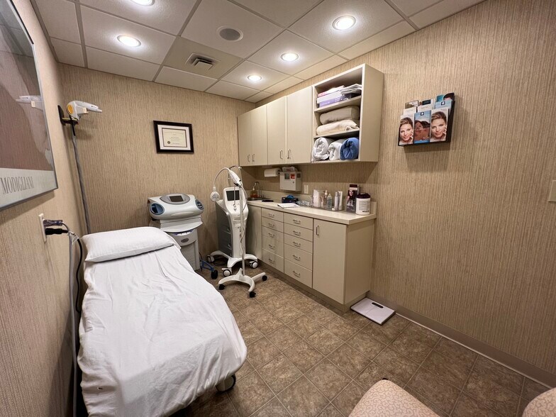 More Photos Of 2 1/2 Dearfield Dr, Greenwich Medical For Lease